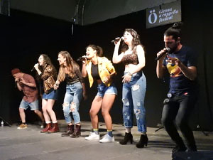 Festival A Capella 2017. Actuació del grup Kundala a la plaça de la Independència