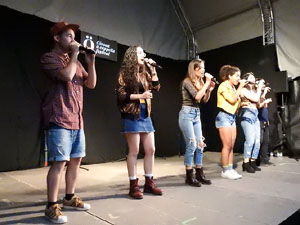 Festival A Capella 2017. Actuació del grup Kundala a la plaça de la Independència
