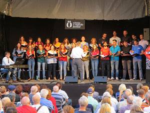 Festival A Capella 2017. Actuació del cor de la UdG a la plaça de la Independència