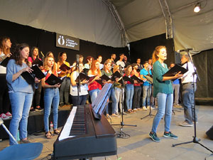 Festival A Capella 2017. Actuació del cor de la UdG a la plaça de la Independència