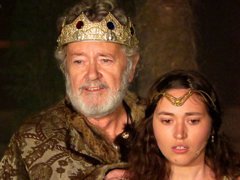 Un moment de la representació amb el rei (Victor Petit) i la filla del rei (Carla Ciurana)