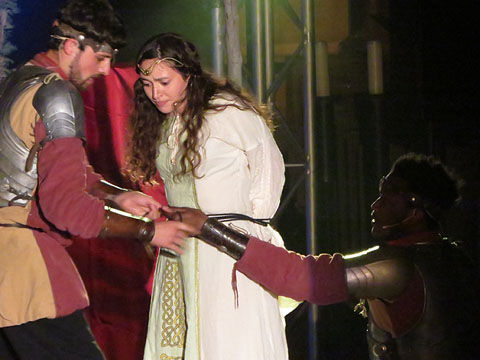 La filla del rei (Carla Ciurana) és lliurada al drac pels dos cavallers (Gerard Martínez i Mamadou Diallo)