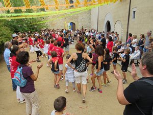 Festa Major de Sant Daniel 2017 - Danses i salutacions a la placeta del monestir de Sant Daniel