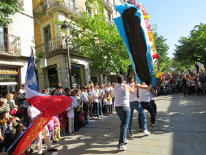 Festes de Primavera de Girona 2017. Cercavila de mulasses amb la Mula Baba i l'Ase de Bessan
