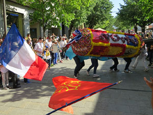 Festes de Primavera de Girona 2017. Cercavila de mulasses amb la Mula Baba i l'Ase de Bessan