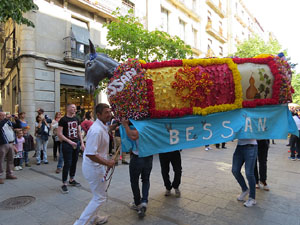 Festes de Primavera de Girona 2017. Cercavila de mulasses amb la Mula Baba i l'Ase de Bessan