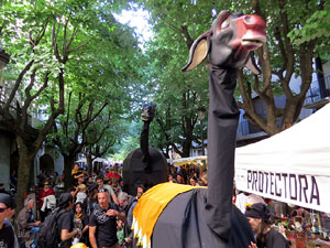 Festes de Primavera de Girona 2017. Cercavila de mulasses amb la Mula Baba i l'Ase de Bessan