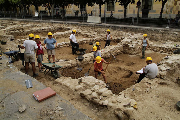 Excavacions a les places de l'Hospital i de Pompeu Fabra. 2005