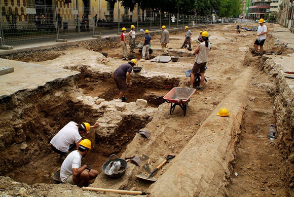 Excavacions a les places de l'Hospital i de Pompeu Fabra. 2005