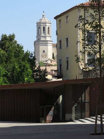 Vista del campanar de la Catedral des de la plaça