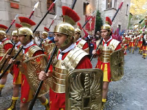 Setmana Santa 2017 a Girona. Sortida dels Manaies per lliurar el Pen&oacute;