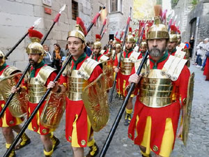 Setmana Santa 2017 a Girona. Sortida dels Manaies per lliurar el Pen&oacute;