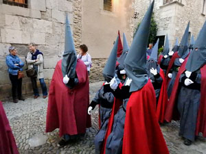 Setmana Santa 2017 a Girona. Sortida dels Manaies per lliurar el Pen&oacute;