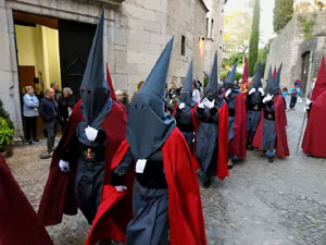 Setmana Santa 2017 a Girona. Sortida dels Manaies per lliurar el Pen&oacute;