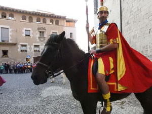 Setmana Santa 2017 a Girona. Sortida dels Manaies per lliurar el Pen&oacute;