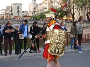 Setmana Santa 2017 a Girona. Sortida dels Manaies per lliurar el Pen&oacute;