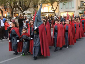 Setmana Santa 2017 a Girona. Sortida dels Manaies per lliurar el Pen&oacute;