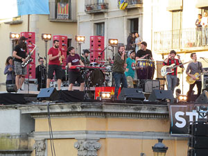 Festival Strenes 2017. Concert inaugural al terrat del punt d'Informaci&oacute; de la Rambla a c&agrave;rrec de Txarango