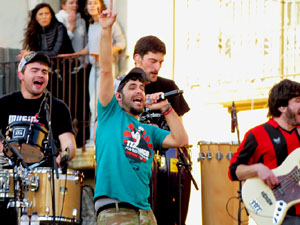 Festival Strenes 2017. Concert inaugural al terrat del punt d'Informaci&oacute; de la Rambla a c&agrave;rrec de Txarango