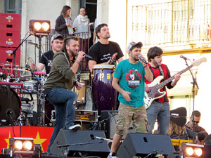 Festival Strenes 2017. Concert inaugural al terrat del punt d'Informaci&oacute; de la Rambla a c&agrave;rrec de Txarango