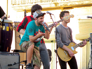 Festival Strenes 2017. Concert inaugural al terrat del punt d'Informaci&oacute; de la Rambla a c&agrave;rrec de Txarango