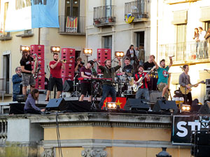 Festival Strenes 2017. Concert inaugural al terrat del punt d'Informaci&oacute; de la Rambla a c&agrave;rrec de Txarango