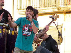 Festival Strenes 2017. Concert inaugural al terrat del punt d'Informaci&oacute; de la Rambla a c&agrave;rrec de Txarango