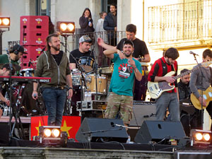 Festival Strenes 2017. Concert inaugural al terrat del punt d'Informaci&oacute; de la Rambla a c&agrave;rrec de Txarango