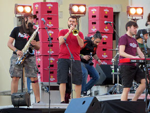 Festival Strenes 2017. Concert inaugural al terrat del punt d'Informaci&oacute; de la Rambla a c&agrave;rrec de Txarango