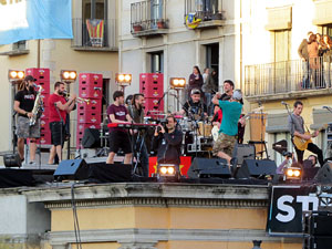Festival Strenes 2017. Concert inaugural al terrat del punt d'Informaci&oacute; de la Rambla a c&agrave;rrec de Txarango