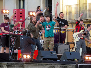 Festival Strenes 2017. Concert inaugural al terrat del punt d'Informaci&oacute; de la Rambla a c&agrave;rrec de Txarango