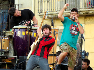Festival Strenes 2017. Concert inaugural al terrat del punt d'Informaci&oacute; de la Rambla a c&agrave;rrec de Txarango