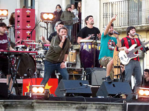 Festival Strenes 2017. Concert inaugural al terrat del punt d'Informaci&oacute; de la Rambla a c&agrave;rrec de Txarango