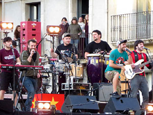 Festival Strenes 2017. Concert inaugural al terrat del punt d'Informaci&oacute; de la Rambla a c&agrave;rrec de Txarango