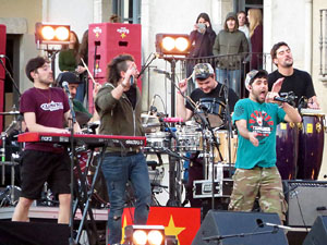 Festival Strenes 2017. Concert inaugural al terrat del punt d'Informaci&oacute; de la Rambla a c&agrave;rrec de Txarango