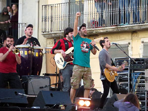 Festival Strenes 2017. Concert inaugural al terrat del punt d'Informaci&oacute; de la Rambla a c&agrave;rrec de Txarango
