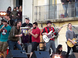 Festival Strenes 2017. Concert inaugural al terrat del punt d'Informaci&oacute; de la Rambla a c&agrave;rrec de Txarango