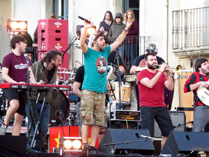 Festival Strenes 2017. Concert inaugural al terrat del punt d'Informaci&oacute; de la Rambla a c&agrave;rrec de Txarango