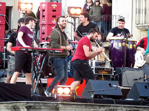 Festival Strenes 2017. Concert inaugural al terrat del punt d'Informaci&oacute; de la Rambla a c&agrave;rrec de Txarango