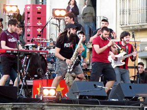 Festival Strenes 2017. Concert inaugural al terrat del punt d'Informaci&oacute; de la Rambla a c&agrave;rrec de Txarango