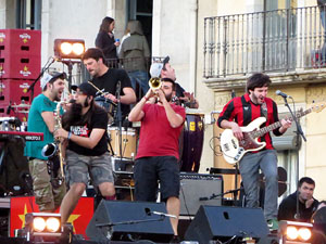 Festival Strenes 2017. Concert inaugural al terrat del punt d'Informaci&oacute; de la Rambla a c&agrave;rrec de Txarango