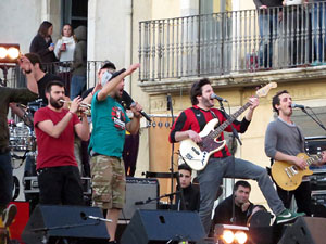 Festival Strenes 2017. Concert inaugural al terrat del punt d'Informaci&oacute; de la Rambla a c&agrave;rrec de Txarango