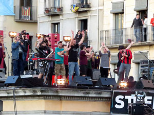 Festival Strenes 2017. Concert inaugural al terrat del punt d'Informaci&oacute; de la Rambla a c&agrave;rrec de Txarango