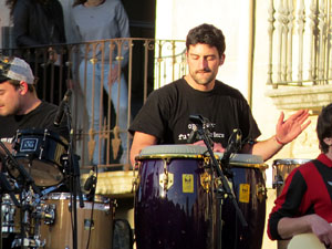 Festival Strenes 2017. Concert inaugural al terrat del punt d'Informació de la Rambla a càrrec de Txarango