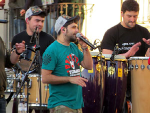 Festival Strenes 2017. Concert inaugural al terrat del punt d'Informació de la Rambla a càrrec de Txarango