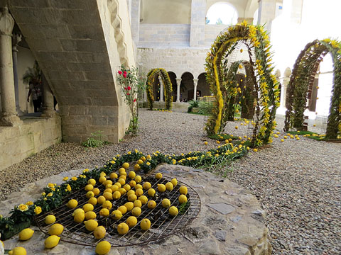 Decoració floral al claustre de Sant Daniel