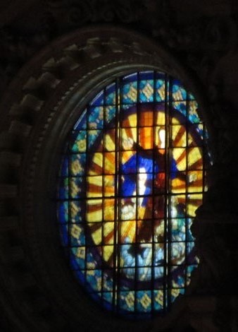 Vista exterior de la il·luminació de la rosassa de la façana principal