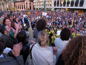 Concentració a la plaça de la Constitució convocada per la plataforma Girona Vota a favor del Referèndum
