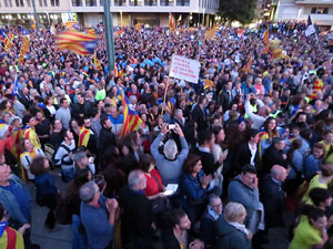 Concentració a la plaça de la Constitució convocada per la plataforma Girona Vota a favor del Referèndum