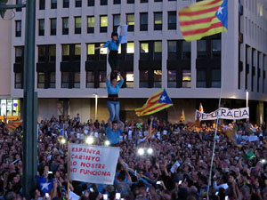 Concentració a la plaça de la Constitució convocada per la plataforma Girona Vota a favor del Referèndum